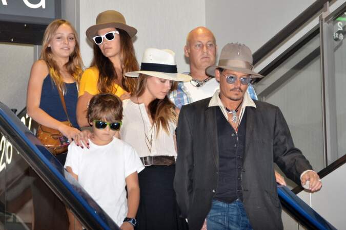 Lily-Rose et son petit frère Jack Depp arrivent à l'aéroport de Narita, au Japon, le 18 juillet 2013.