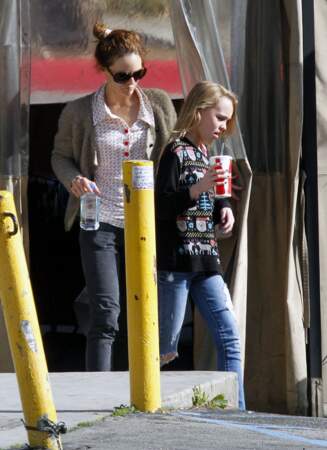 Vanessa Paradis s'offre une virée dans les rues de Los Angeles avec sa fille Lily-Rose Depp âgée de 12 ans, le 13 décembre 2011.