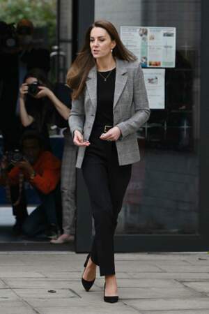 Kate Middleton dans un look très businesswoman en veste de blazer, escarpins et ceinture