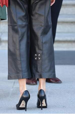 Letizia d'Espagne recycle son pantalon en ccuir large signé Uterque, qu'elle porte avec des escarpins