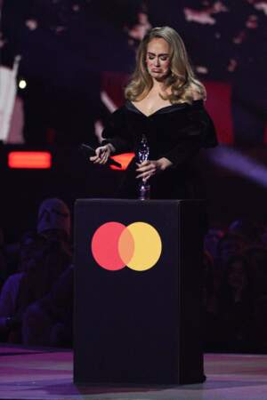 Adele très émue rafle tous la la mise aux Brit Awards, le mardi 8 février 2022. 