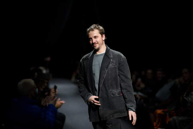 Glenn Martens salue à la fin de son show couture pour la maison Jean Paul Gaultier