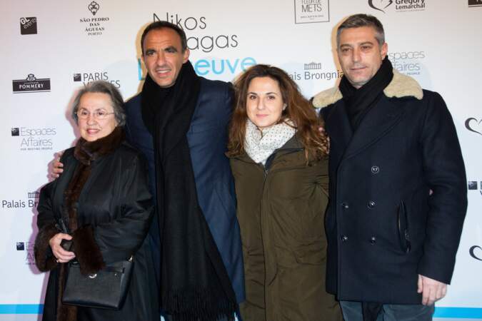 Nikos Aliagas, entouré de sa mère Harula et sa soeur Maria, lors du vernissage de l'exposition L'Épreuve Du Temps de Nikos Aliagas, au Palais Brongniart, à Paris, le 17 janvier 2017.