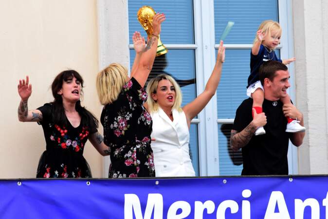Antoine Griezmann, entouré de sa soeur Maud, sa mère Isabelle, sa femme Erika Choperena et sa fille Mia, après sa victoire à la finale de la Coupe du Monde 2018, à Mâcon, le 20 juillet 2018.