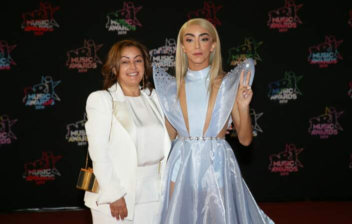 Bilal Hassani et sa mère Amina Frühauf, lors de la 21ème édition des NRJ Music Awards au Palais des festivals de Cannes, le 9 novembre 2019.