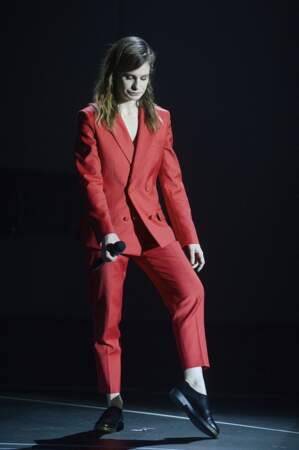 Christine and the Queens en 2015 avec un costume rouge et des mocassins