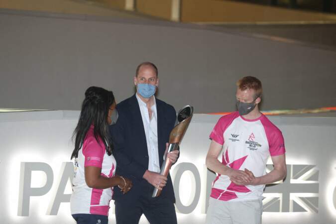 À l'occasion de sa venue à Dubaï, le prince William a reçu le relais des Jeux du Commonwealth des mains d'Ed Clancy, à Dubaï, le 10 février 2022.