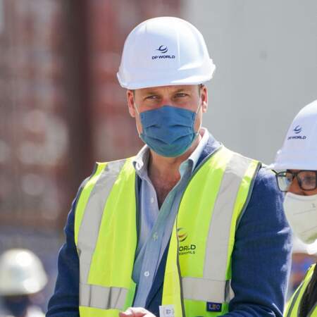 Lors de cette visite, le prince William a surpris les photographes en dévoilant une chemise déboutonnée, à Dubaï, le 10 février 2022.