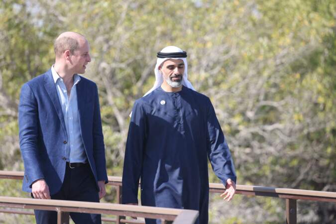 Lors de cette visite, le prince William a surpris les photographes en dévoilant une chemise déboutonnée, à Dubaï, le 10 février 2022.