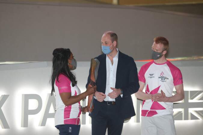 À l'occasion de sa venue à Dubaï, le prince William a reçu le relais des Jeux du Commonwealth, à Dubaï, le 10 février 2022.