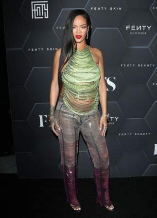 Rihanna a affiché son baby bump lors de la soirée Fenty Beauty, organisée le vendredi 11 février 2022 à Los Angeles. 