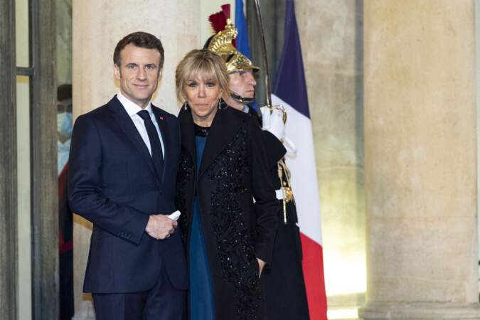 Le président Emmanuel Macron et Brigitte Macron à leur arrivée au dîner au palais de l'Elysée à Paris le 11 février 2022