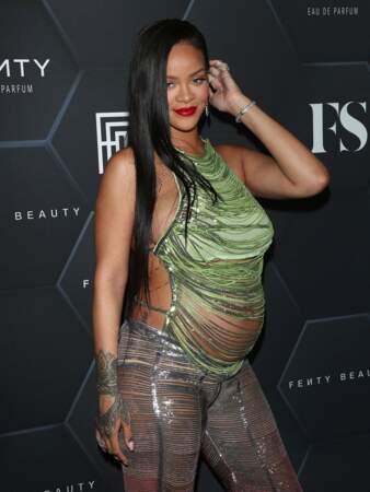 Rihanna a laissé apparaître son ventre arrondi lors de l'événement Fenty Beauty, organisé aux studios Goya de Los Angeles, le 11 février 2022. 