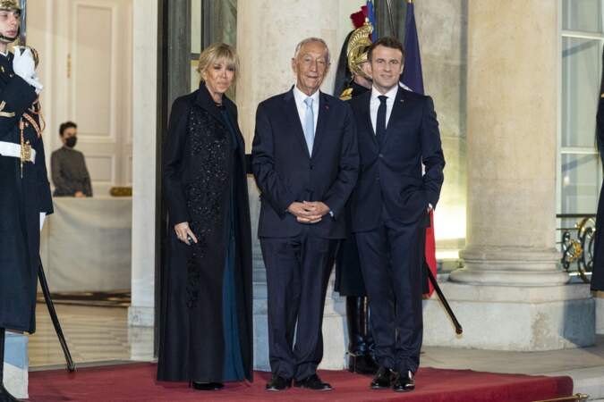 Brigitte Macron, Marcelo Rebelo De Sousa et Emmanuel Macron sur le perron de l'Élysée le 11 février 2022