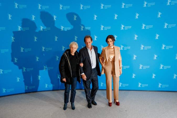 Le trio Claire Denis, Vincent Lindon et Juliette Binoche devant les appareils des photographes du photocall du film "Avec amour et acharnement" lors du 72ème festival international du film de Berlin le 12 février 2022.