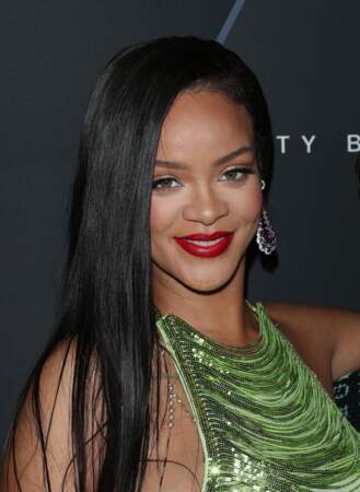 Rihanna est apparue souriante sur le photocall de l'événement Fenty Beauty, le 11 février 2022,  à Los Angeles. 