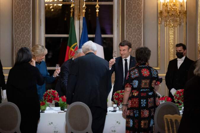Emmanuel et Brigitte Macron trinquent à ce nouveau projet en collaboration avec le Portugal le 11 février 