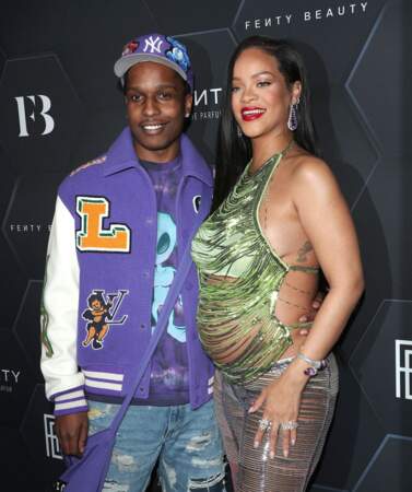 Rihanna avec son compagnon ASAP Rocky sur le photocall de l'événement Fenty Beauty, à Los Angeles, le 11 février 2022. 