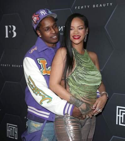 Rihanna s'est prêtée au jeu des photos avec son conjoint, ASAP Rocky, lors de la soirée Fenty Beauty, le 11 février 2022 à Los Angeles. 