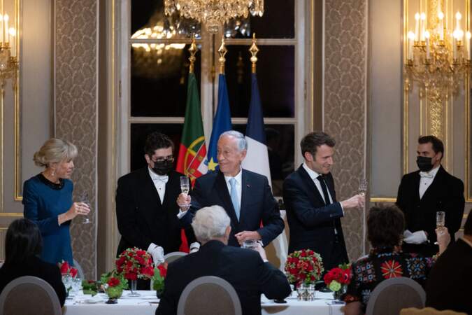 le Président de la République et Brigitte Macron retrouvent leurs invités au palais de l'Elysée à Paris le 11 février