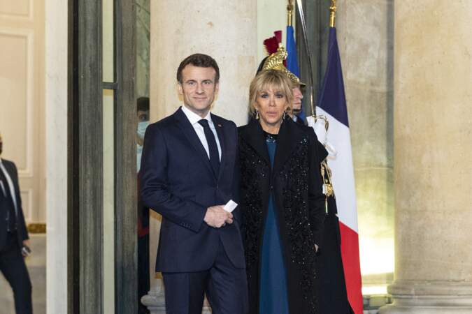 Le président Emmanuel Macron a opté pour un costume cintré bleu marine avec des chaussures italiennes noires