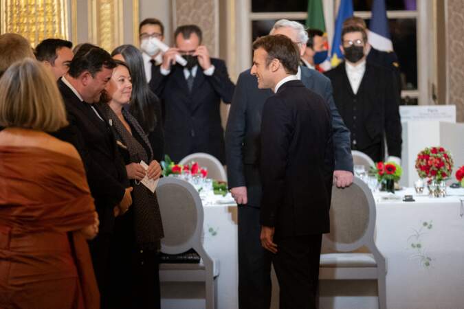 Emmanuel Macron avec ses invités d'honneur pour célébrer ce beau projet au palais de l'Elysée à Paris le 11 février 2022