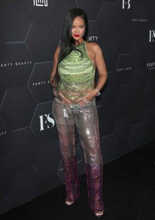 Pour la soirée Fenty Beauty, le 11 février 2022 à Los Angeles, Rihanna a opté pour un haut et un pantalon The Attico. 