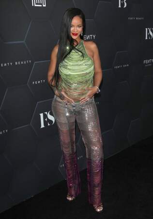 Rihanna pose fièrement, les mains sur son baby bump, sur le photocall de la soirée Fenty Beauty, à Los Angeles, le 11 février 2022. 