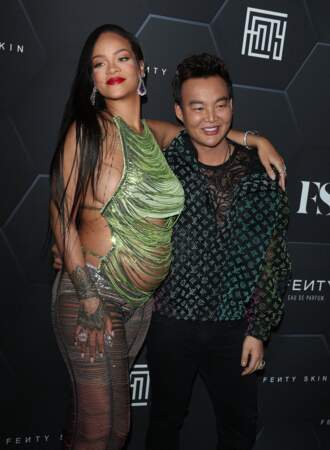 Rihanna a également posé avec Kane Lim sur le photocall de la soirée Fenty Beauty, à Los Angeles, le 11 février 2022. 