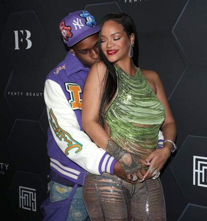 Rihanna tendrement enlacée par ASAP Rocky, son conjoint, sur le photocall de la soirée Fenty Beauty, organisée le 11 février 2022 à Los Angeles. 