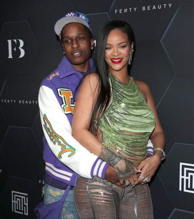 Rihanna a pris la pose avec ASAP Rocky, son conjoint, sur le photocall de l'événement Fenty Beauty, à Los Angeles, le 11 février 2022. 
