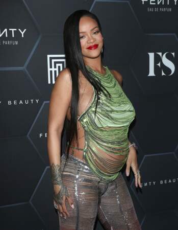 Rihanna a dévoilé son ventre arrondi dans une sublime tenue, le vendredi 11 février 2022, à l'occasion de l'événement Fenty Beauty à Los Angeles. 