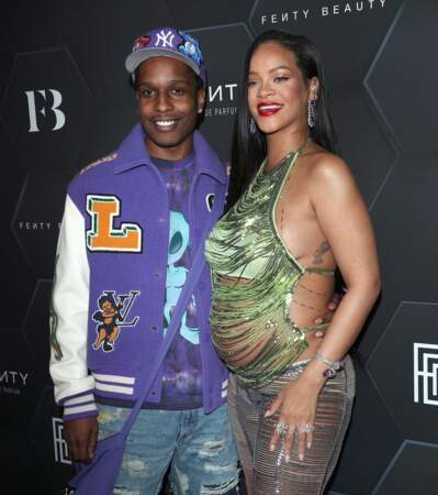 Rihanna et ASAP Rocky, heureux sur le photocall de la soirée Fenty Beauty, à Los Angeles, le 11 février 2022. 