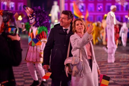 Le maire de Nice et son épouse assistent à la cérémonie d'ouverture du 137ème Carnaval de Nice avec pour thème le "Roi des animaux"