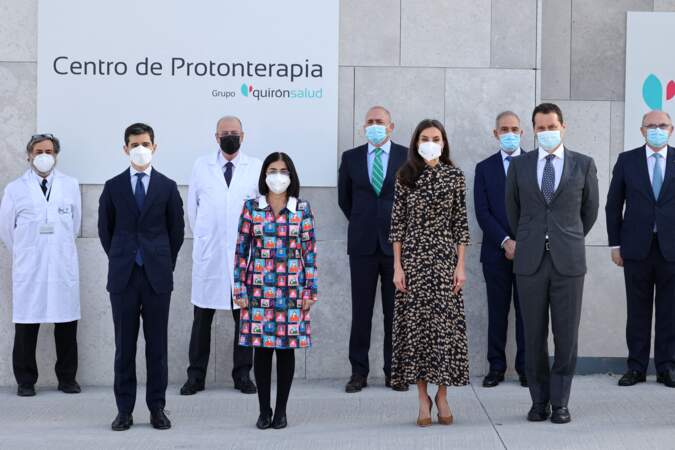 La reine Letizia d'Espagne a pris la pause après avoir visité le centre de protonthérapie de Quirónsalud à Madrid, le 11 février 2022.