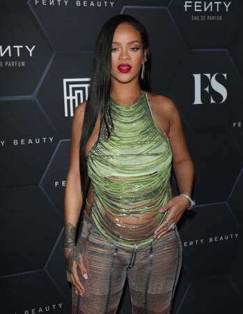 Rihanna, sublime dans son haut vert qui laisse entrevoir son baby bump, lors de la soirée Fenty Beauty, à Los Angeles, le 11 février 2022. 