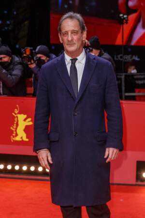 Vincent Lindon très élégant dans un manteau bleu marine. Il assiste à la première du film "Avec amour et acharnement" lors de la 72ème édition du festival international du film de Berlin le 12 février 2022. 