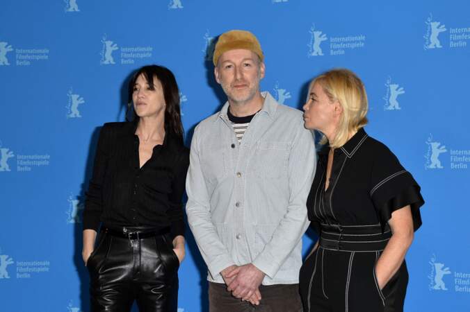 Charlotte Gainsbourg, Mikhael Hers et Emmanuelle Béart au photocall du film "Les Passagers de la Nuit" lors de la 72ème édition du festival international du film de Berlin, le 13 février 2022.