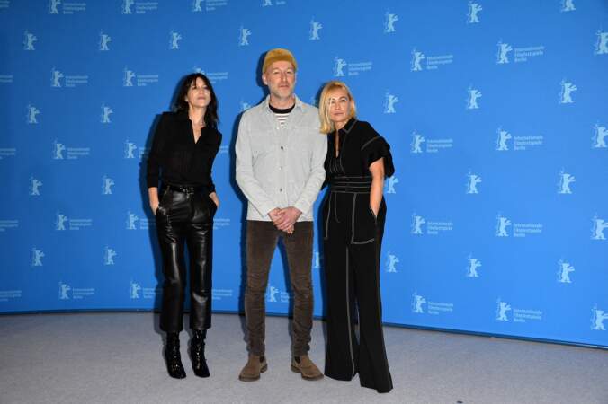 Le réalisateur Mikhael Hers et les actrices Charlotte Gainsbourg et Emmanuelle Beart au photocall du film "Les Passagers de la Nuit" lors de la 72ème édition du festival international du film de Berlin, le 13 février 2022.