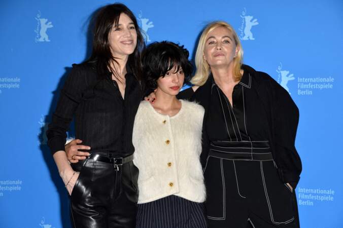 Charlotte Gainsbourg, Noée Abita et Emmanuelle Béart prennent la pose au photocall du film "Les Passagers de la Nuit" à l'occasion de la 72ème édition du festival international du film de Berlin, le 13 février 2022.
