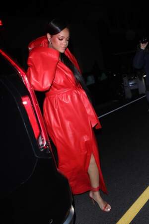 Rihanna a opté pour une robe longue en cuir rouge