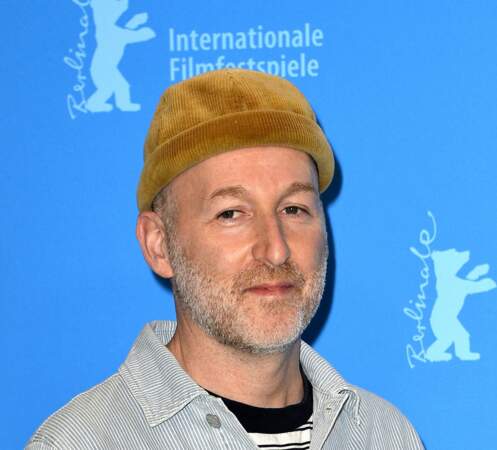 Mikhael Hers avait choisi un bonnet en velours côtelé moutarde. Un accessoire audacieux pour assister à la séance photo de son film "Les Passagers de la Nuit". Il est présenté lors de cette 72ème édition du festival international du film de Berlin, le 13 février 2022.