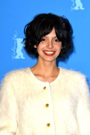 Noée Abita avait choisi un cardigan à poils longs et boutons dorés pour assister au photocall du film "Les Passagers de la Nuit" lors de la 72ème édition du festival international du film de Berlin, le 13 février 2022.