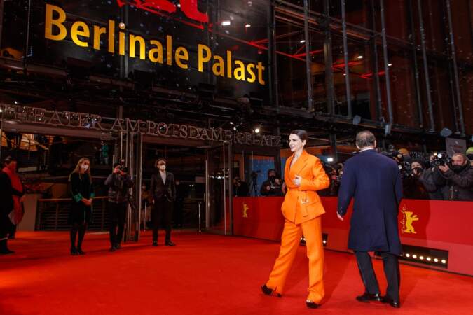 Les deux acteurs s'apprêtent à entrer dans la salle où sera projeté le film "Avec amour et acharnement" lors de la 72ème édition du festival international du film de Berlin le 12 février 2022.