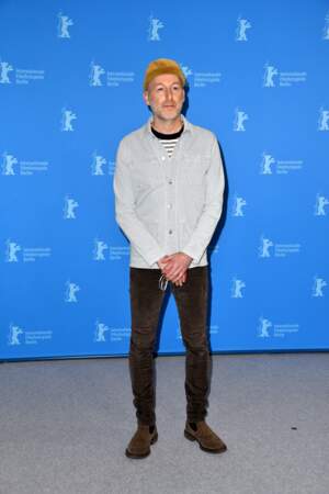 Mikhael Hers prend la pose seul à l'occasion du photocall du film "Les Passagers de la Nuit" lors de la 72ème édition du festival international du film de Berlin (La Berlinale 2022), le 13 février 2022.