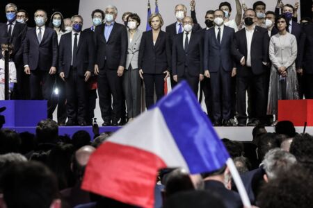 Rachida Dati portait une jupe plissée argentée. Ici sur la scène du Zénith de Paris, lors du meeting de Valérie Pécresse, au Zénith de Paris, le 13 février 2022. 