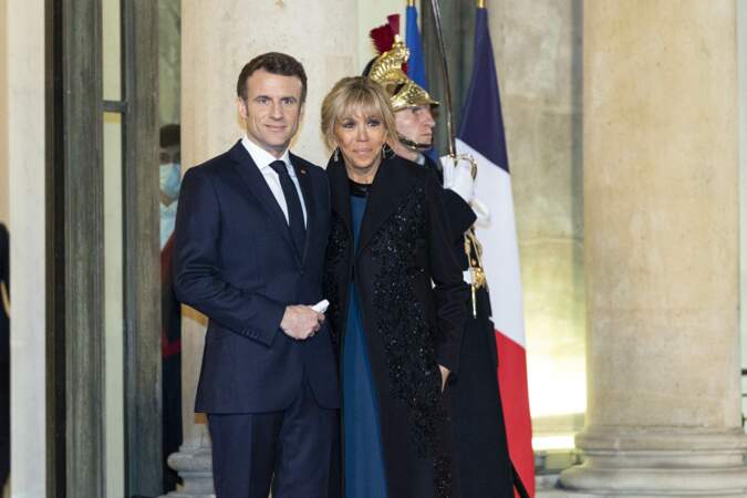 Emmanuel et Brigitte Macron, un couple présidentiel glamour, lors d'un dîner prestigieux au Palais de l'Élysée, le vendredi 11 février 2022.
