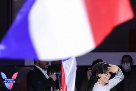 De nombreux drapeaux français ont été agités par les militants, en soutien à Valérie Pécresse lors de son meeting au Zénith de Paris, le 13 février 2022.
