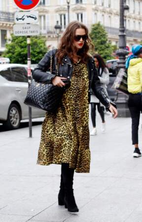 Keira Knightley associe perfecto en cuir à une robe léopard lors de sa seconde grossesse en 2019