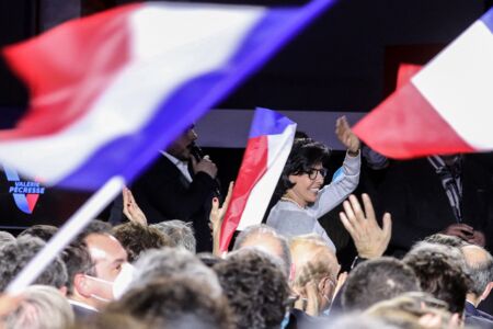 Rachida Dati rejoint la scène du Zénith de Paris pour saluer les militants. Ce 13 février 2022, elle assistait au meeting de Valérie Pécresse, candidate des Républicains (LR) pour la présidentielle. 